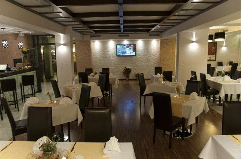 Hotel Vis A Vis Olesnica  Bagian luar foto