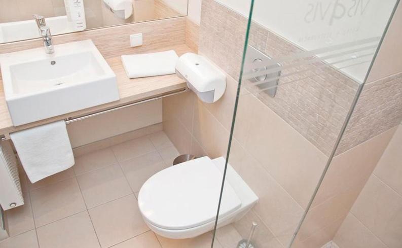 Hotel Vis A Vis Olesnica  Bagian luar foto