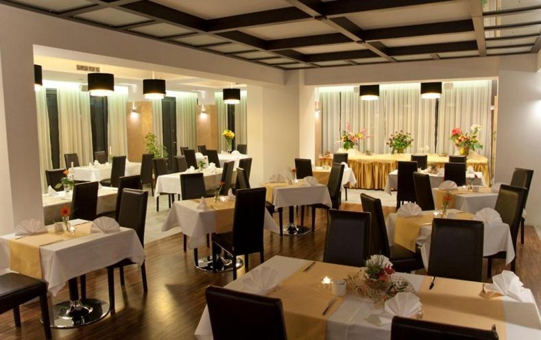 Hotel Vis A Vis Olesnica  Bagian luar foto