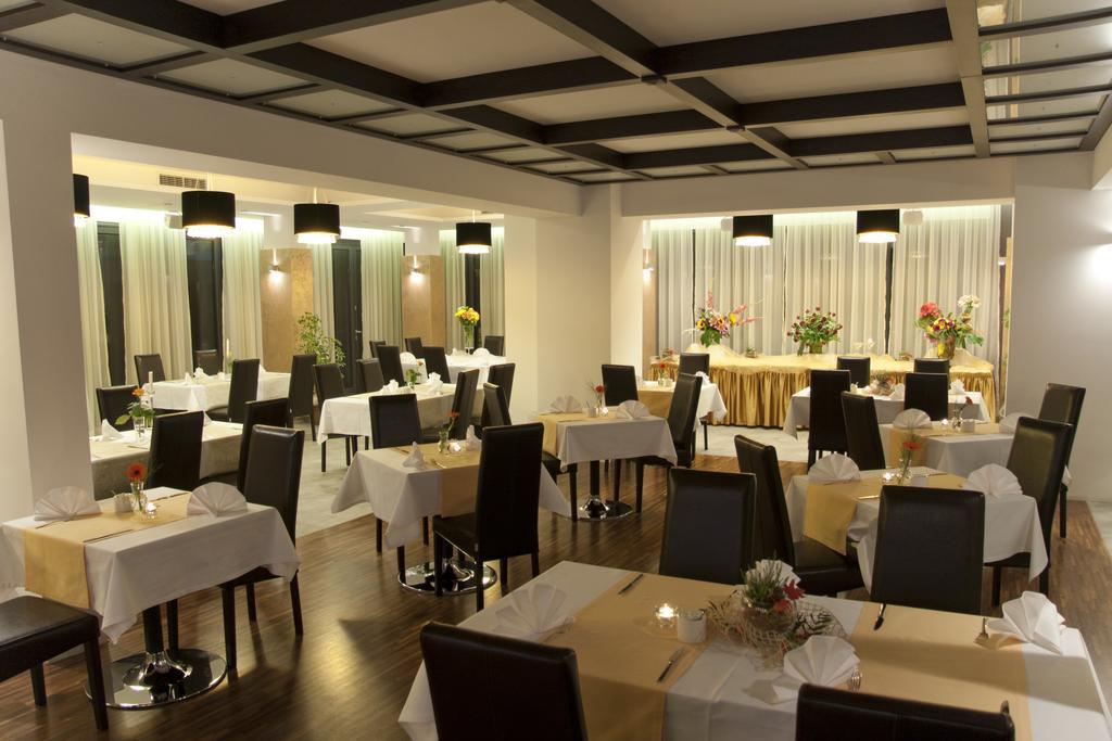 Hotel Vis A Vis Olesnica  Bagian luar foto
