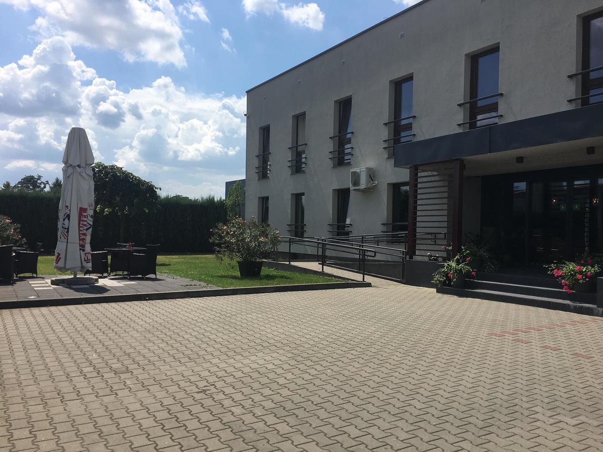 Hotel Vis A Vis Olesnica  Bagian luar foto