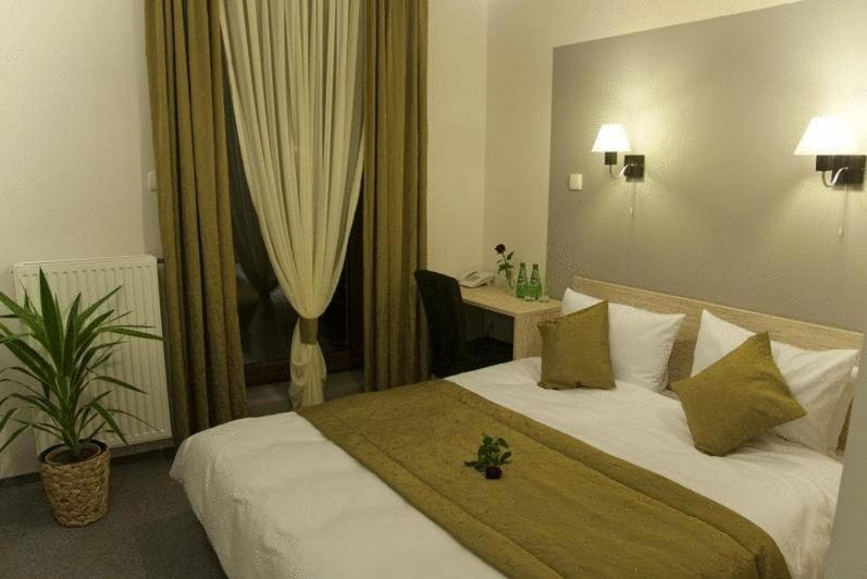 Hotel Vis A Vis Olesnica  Bagian luar foto