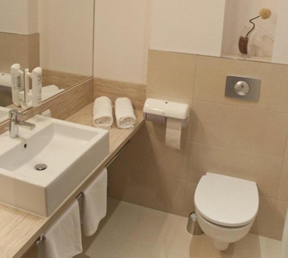 Hotel Vis A Vis Olesnica  Bagian luar foto